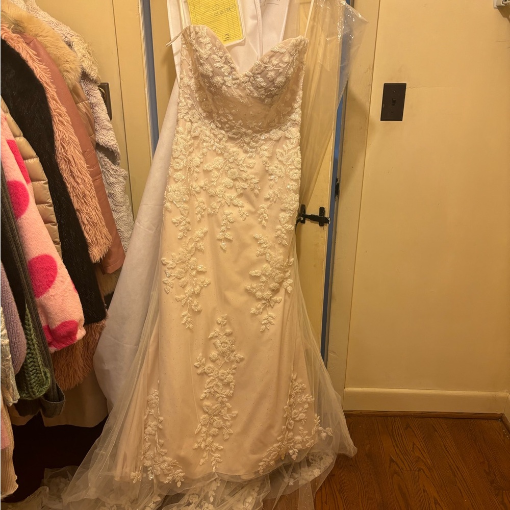 Cream Sleeveless Sweetheart Wedding Gown